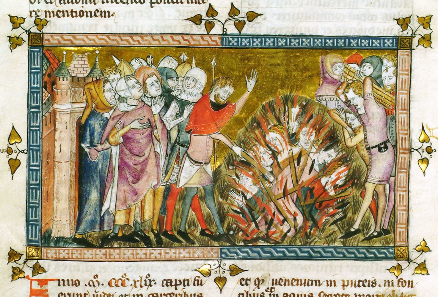 Miniatura medieval com uma multidão de homens e mulheres de vestes coloridas observando figuras que queimam numa fogueira, sob uma muralha, com texto latino abaixo.