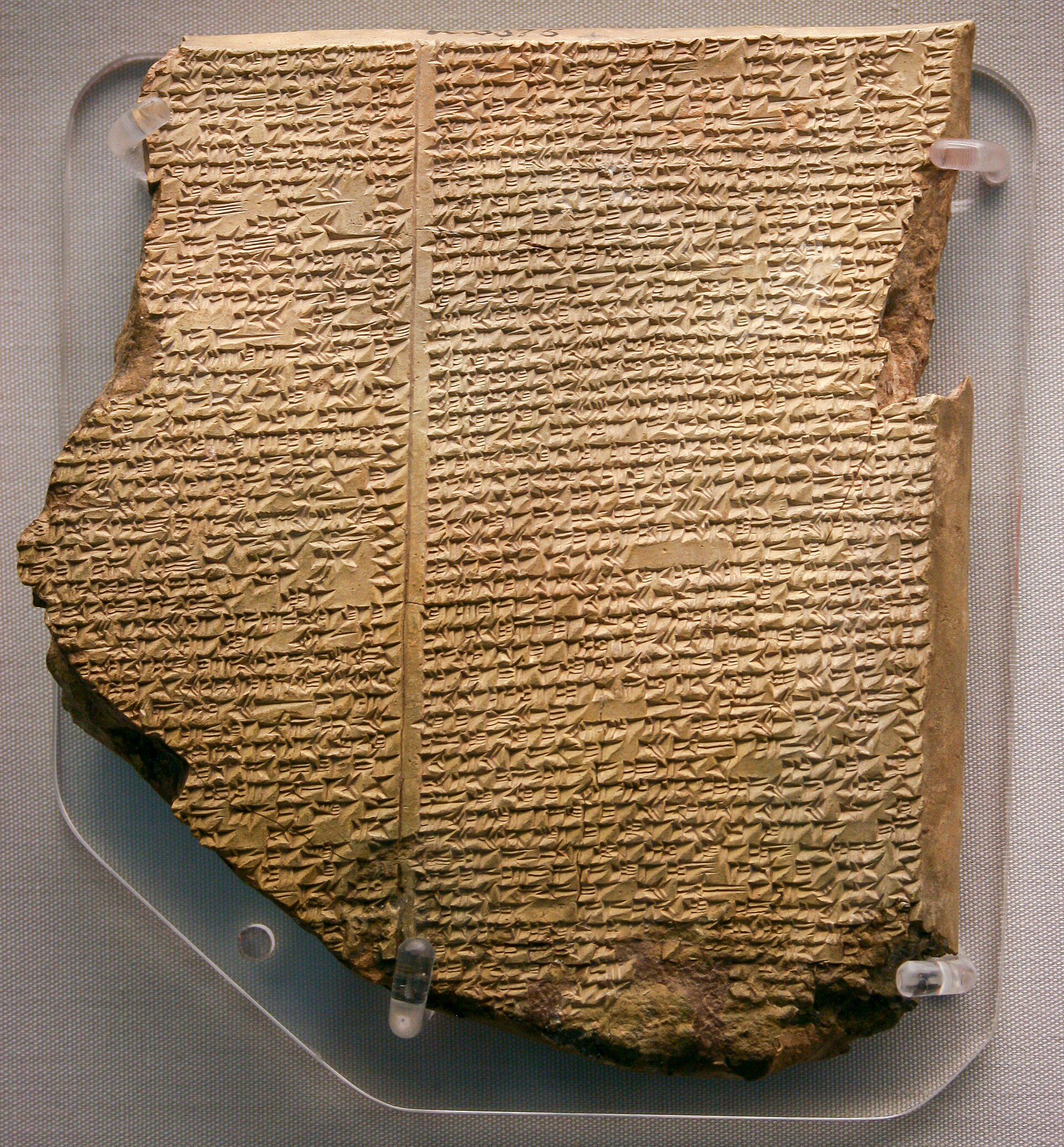 Tabuleta de argila clara com colunas de escrita cuneiforme.